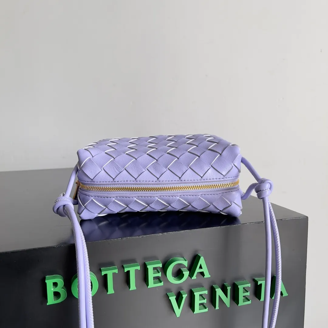 Batch 1560 New version and new color (third generation) 𝗕𝗼𝘁𝘁𝗲𝗴𝗮 𝗩𝗲𝗻𝗲𝘁𝗮———— The latest version of the loop camera bag💥 at the BV King of Cost-Effectiveness counter, large woven texture➕As always, ultra-high-quality lambskin, with zippers and adjustable drawstrings, it is especially suitable for the belly💫It can fit anything, and it is very light in weight. It is suitable for girls of all ages. Size: 17*10*6cm Style number: 723547
